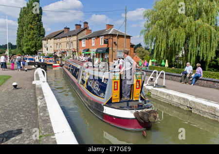 Schmale Boote verlassen eine Sperre bei Stoke Bruene, Northamptonshire, UK Stockfoto