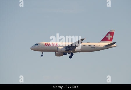 Swiss International Airlines A320 mit der Immatrikulation HB-IJH ins Land kommen am Flughafen London-Heathrow LHR Stockfoto