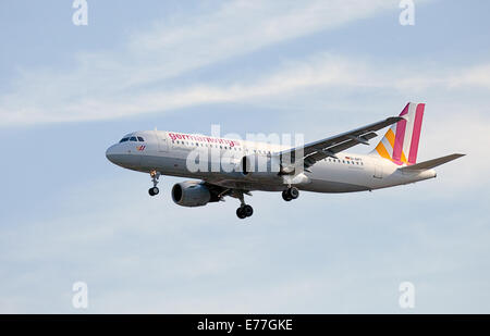 Germanwings Airbus A320 D-AIPT in Land kommen am Flughafen London-Heathrow LHR Stockfoto