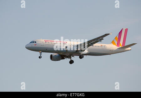 Germanwings Airbus A320 D-AIPT in Land kommen am Flughafen London-Heathrow LHR Stockfoto