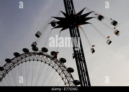 London, UK. 8. Sep, 2014. Wetter: Karussell und London Eye bei Sonnenuntergang Credit: Amer Ghazzal/Alamy Live-Nachrichten Stockfoto