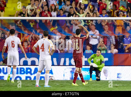 Madrid, Spanien. 08. Sep, 2014. Mittelfeldspieler Sergio Busquets feiert nach dem dritten Tor für Spanien im Zeittraining die Europäische Meisterschaft. Spanien gegen Mazedonien. Bildnachweis: Aktion Plus Sport/Alamy Live-Nachrichten Stockfoto