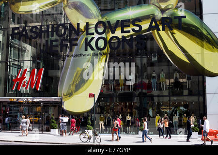 H & M Lagern New York Jeff Koons Display riesiges Geschäft Stockfoto