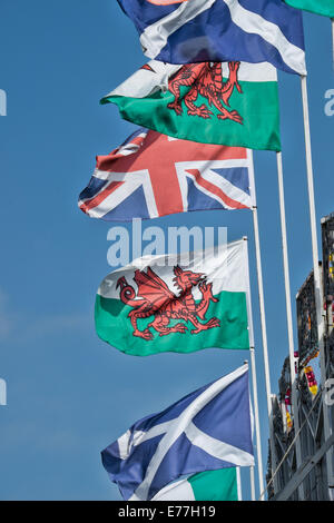 Eine Auswahl an das Vereinigte Königreich nach Hause Nationen Fahnen zusammen auf Fahnenmasten vor blauem Himmel Stockfoto