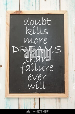 Motivierenden Spruch handschriftlich auf einer Tafel Stockfoto