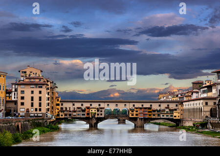 er Ponte Vecchio ist eine mittelalterliche Bogenbrücke über den Arno in Florenz, Italien Stockfoto