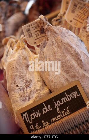 Wurstwaren im französischen Markt in Sommieres Stockfoto