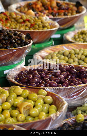 Olive Stall im französischen Markt in Sommieres Stockfoto