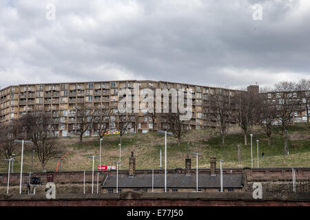 Ein Blick über Bahnhof Sheffield Park Hill Wohnungen in Sheffield, South Yorkshire Stockfoto