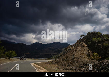 Fahren im Troodos-Gebirge von Zypern Stockfoto