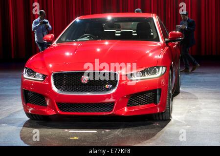 London, UK. 8. September 2014. Der Jaguar XE wird vorgestellt bei der Weltpremiere des Starts von der Jaguar XE im Earls Court in London, UK am 8. September 2014 Credit: Nathan Hulse/Alamy Live News Stockfoto