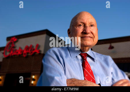 8. September 2014 - starb Chick-Fil-A-Gründer Truett Cathy Montag im Alter von 93 Jahren. Bild: 22. Februar 2005 - Atlanta, Georgia, USA - (Datei Foto genaues Datum unbekannt) TRUETT CATHY, Präsident des Chik-Fil-A, Atlanta. (Kredit-Bild: © Robin Nelson/ZUMA Press) Stockfoto