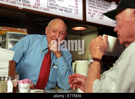 8. September 2014 - starb Chick-Fil-A-Gründer Truett Cathy Montag im Alter von 93 Jahren. Bild: 1. April 2001 - Atlanta, Georgia, USA - TRUETT CATHY Präsident und CEO von Küken FilA, hinter der Theke des Unternehmens original Diner. © Robin Rayne Nelson/ZUMAPRESS.com/Alamy Live-Nachrichten Stockfoto