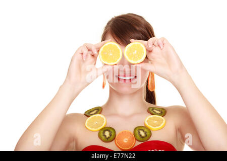 Diät und Ernährung. Frau in der Kette von Zitrusfrüchten für Augen mit Zitronenscheiben isoliert auf weiss. Mädchen, die Spaß machen. Stockfoto