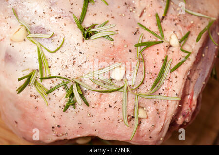 gefüllte Lammkeule mit Rosmarin und Knoblauch hautnah Stockfoto