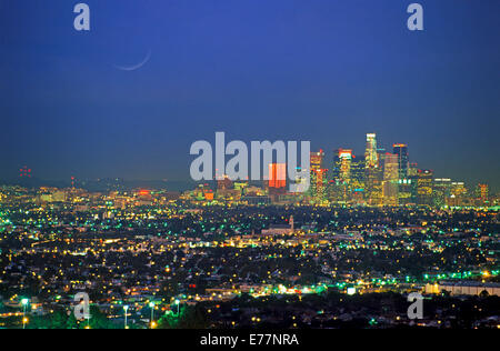 Los Angeles Civic Center und City Lights in der Abenddämmerung von Griffith Park Observatory Stockfoto