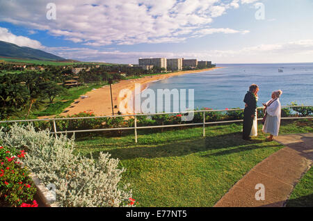 Paar, ihr Eheversprechen oben Kaanapali Beach mit Hotels in Ferne auf Insel Maui in Hawaii Stockfoto