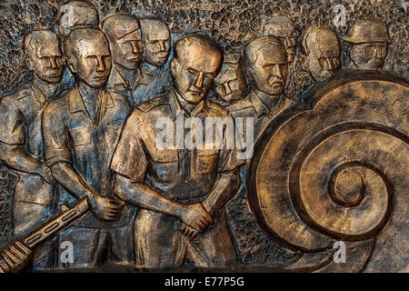 Große Metall Wandbild im Militärmuseum Eingangshalle. Detail-Darstellung besiegt französische Offiziere. Stockfoto