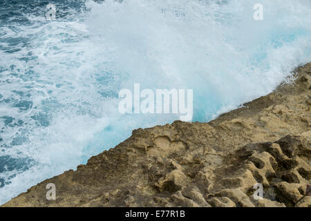 Wellen gegen die Küste in Marsalforn auf der Mittelmeer-Insel Gozo Stockfoto