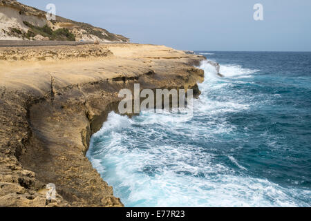 Wellen gegen die Küste in Marsalforn auf der Mittelmeer-Insel Gozo Stockfoto