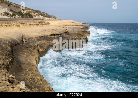 Wellen gegen die Küste in Marsalforn auf der Mittelmeer-Insel Gozo Stockfoto