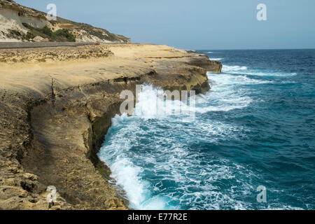 Wellen gegen die Küste in Marsalforn auf der Mittelmeer-Insel Gozo Stockfoto