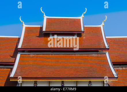 Die Struktur der rote Dach des thailändischen Tempel. Stockfoto