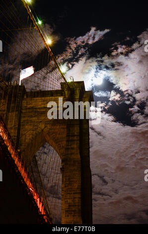 New York, USA. 9. September 2014.  Die endgültige Supermoon 2014 erscheint am Himmel hinter den Wolken über die Brooklyn Bridge am 9. September 2014 in New York City. Bildnachweis: Michael Glenn / Alamy Live News Stockfoto