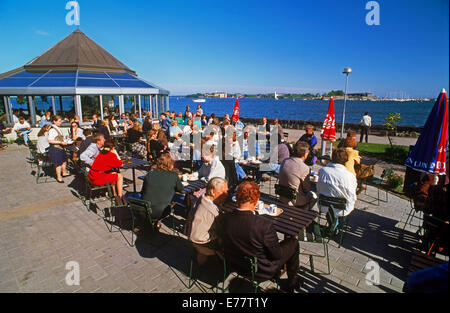 Touristen im Sommer und Finnen im Outdoor-Restaurant namens Ursula nahe Hafen an der Ostsee in Helsinki, Finnland Stockfoto