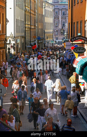 Leben auf der Straße in Stockholm mit Bürgersteig Restaurants, Coffee-Shops, Fußgänger entlang der gepflasterten Straßen in der Altstadt Stockfoto