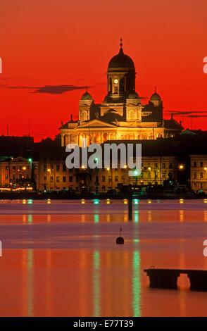 Luthern Dom Silhouette über Süd-Hafen mit Booten ankern entlang am Wasser bei Sonnenuntergang in Helsinki Stockfoto