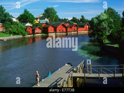 Privaten Rote Hütte Residenzen und Kinder Angeln an den Ufern des Flusses Porvoo in Finnland Stockfoto