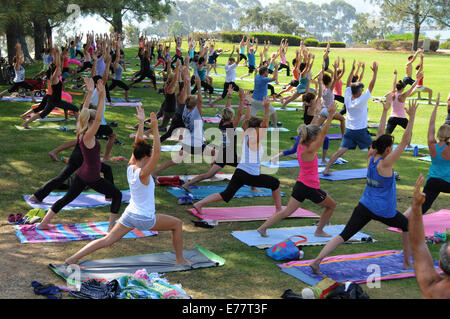 Täglich kostenlose Outdoor-Übung und Yoga-Kurse im Laterne Bay Park in Dana Point, Kalifornien Stockfoto