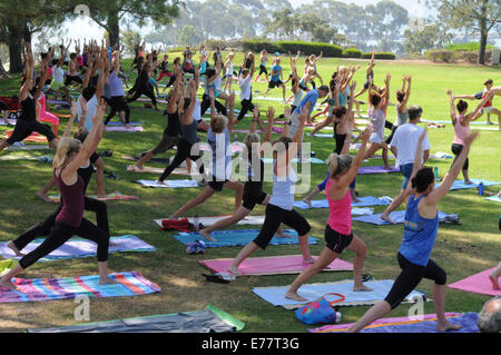 Täglich kostenlose Outdoor-Übung und Yoga-Kurse im Laterne Bay Park in Dana Point, Kalifornien Stockfoto
