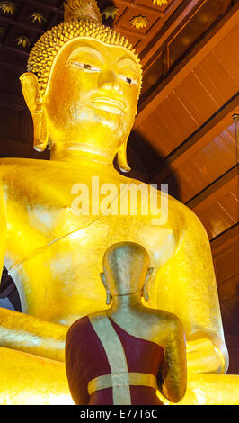 Die goldene sitzende Buddha-Statue im Tempel. Stockfoto