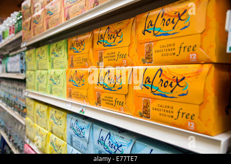 Lebensmittelgeschäft mit Regalen socked mit La Croix Funkenbildung Wasser. Stockfoto