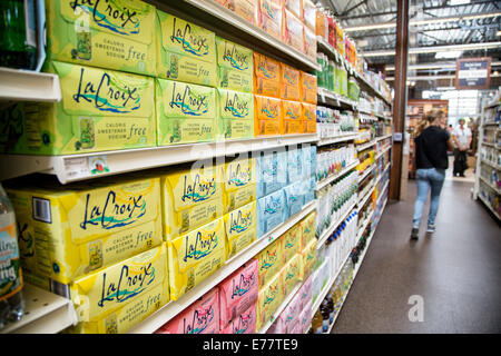 Lebensmittelgeschäft mit Regalen socked mit La Croix Funkenbildung Wasser. Stockfoto