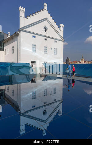 Prager Kampa Museum Prag, Reflexion des Gebäudes im Glas Stockfoto