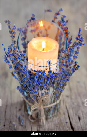 Lavendel Kerze auf altem Holz Stockfoto