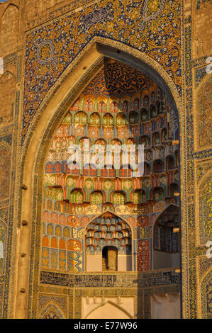 Bunte Holz-Schnitzereien von Abdulaziz Khan Madrassah (Holz schnitzen Kunstmuseum) beleuchtet von der untergehenden Sonne, Usbekistan Stockfoto