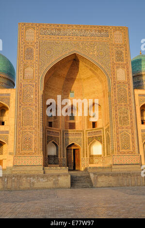 Malerischer Blick auf den Eingang zum Abdulaziz Khan Madrassah (Holz schnitzen Kunstmuseum), Usbekistan Stockfoto