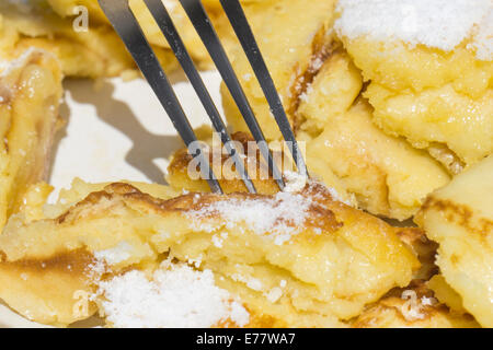 Traditionelle österreichische süße Rührei Spezialität "Kaiserschmarrn", serviert in einem österreichischen Bergen Gasthaus Stockfoto