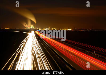 Langzeitbelichtung bei Nacht, Routen Licht auf der Autobahn A38, Kraftwerk Schkopau an der Rückseite, Sachsen-Anhalt, Deutschland Stockfoto