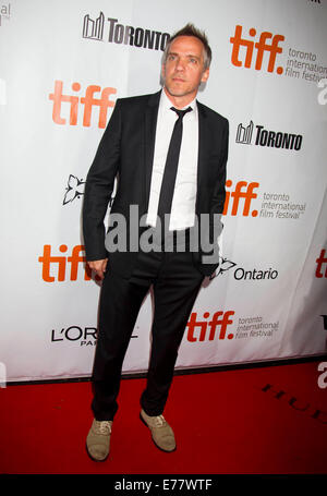 Toronto, Kanada. 8. Sep, 2014. Regisseur Jean-Marc Vallée posiert für Fotos vor der Premiere des Films "Wild" in der Roy Thomson Hall während der 39. Toronto International Film Festival in Toronto, Kanada, 8. September 2014. © Zou Zheng/Xinhua/Alamy Live-Nachrichten Stockfoto