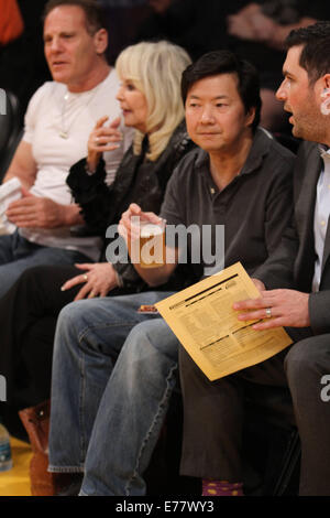 Prominente Spielfeldrand bei den Los Angeles Lakers V Los Angeles Clippers NBA-Basketball-Spiel statt im Staples Center. Die Clippers besiegten die Lakers 142 / 94 Featuring: Ken Jeong Where: Los Angeles, California, Vereinigte Staaten von Amerika bei: 7. März 2014 Stockfoto