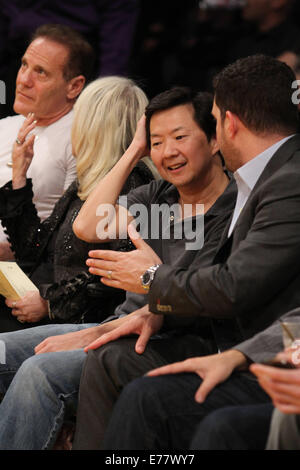 Prominente Spielfeldrand bei den Los Angeles Lakers V Los Angeles Clippers NBA-Basketball-Spiel statt im Staples Center. Die Clippers besiegten die Lakers 142 / 94 Featuring: Ken Jeong Where: Los Angeles, California, Vereinigte Staaten von Amerika bei: 7. März 2014 Stockfoto