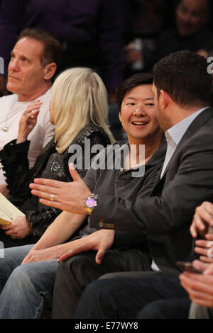 Prominente Spielfeldrand bei den Los Angeles Lakers V Los Angeles Clippers NBA-Basketball-Spiel statt im Staples Center. Die Clippers besiegten die Lakers 142 / 94 Featuring: Ken Jeong Where: Los Angeles, California, Vereinigte Staaten von Amerika bei: 7. März 2014 Stockfoto