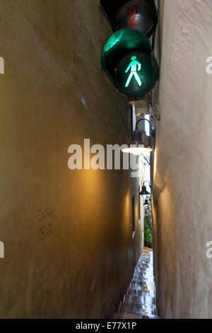 Die schmalste Straße Prag ist mit Ampeln, Kampa Certovka, Mala Strana Prager Allee, Gang ausgestattet Stockfoto