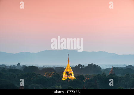 Sonnenuntergang, Tempel, Stupas und Pagoden in der Tempelanlage von der Hochebene von Bagan, Mandalay-Division, Myanmar oder Burma Stockfoto