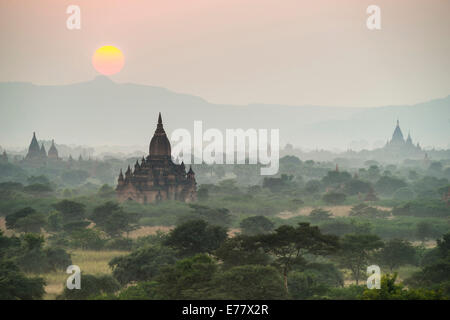 Sonnenuntergang, Tempel, Stupas und Pagoden in der Tempelanlage von der Hochebene von Bagan, Mandalay-Division, Myanmar oder Burma